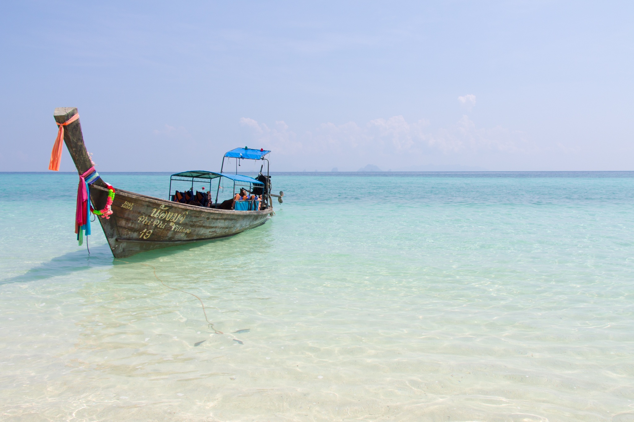 Holzboot in Strandnähe in Thailand