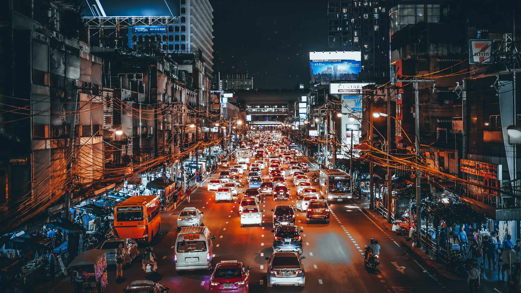 Autos fahren durch die Nacht in Bangkok